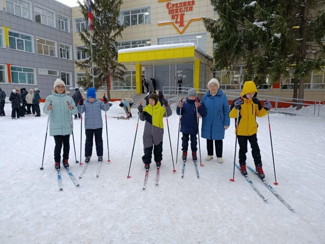 помочь ученику с аутизмом комфортно заниматься в группе на физкультуре (например, кататься на лыжах)