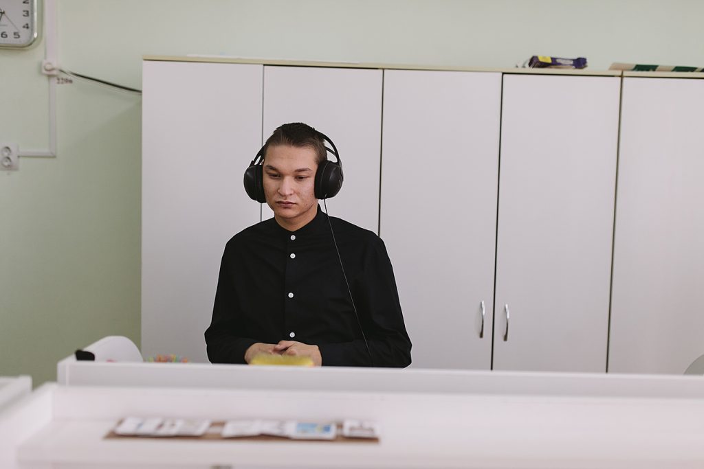 Миша в ресурсном классе. Миша в ресурсном классе слушает песни из мультфильма "Пластилиновая ворона" - это подкрепление (или поощрение)1, которое Миша получил за выполненное задание.
Фото: Владислав Кобец